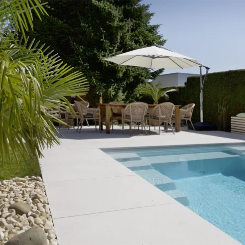 Gartengestaltung mit Pool und Sitzplatz