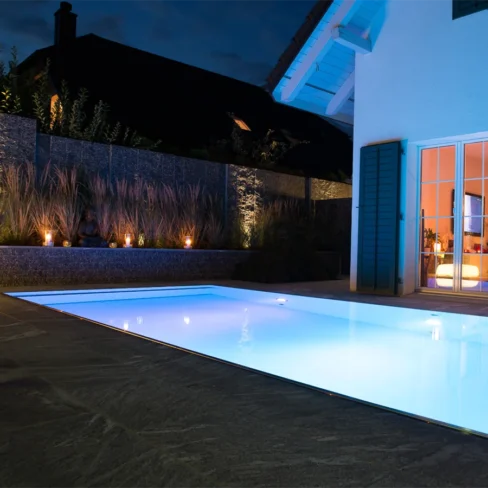 Poolbepflanzung/-beleuchtung