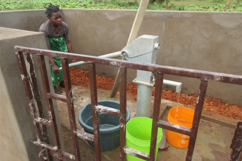 Brunnen in Betrieb in Chiulukutu, Malawi